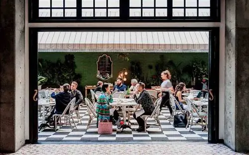 Дневная сцена в отеле Palihouse West.