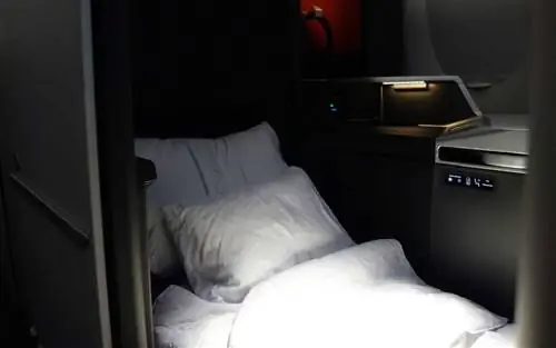 Кровать в Delta One Suite
