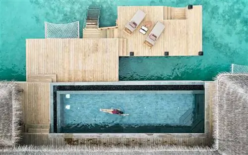 Вид с воздуха на бассейн виллы на курорте Joali Maldives