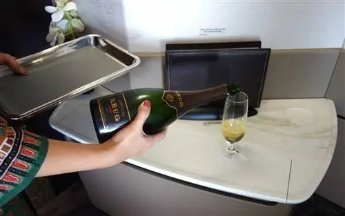 Подача шампанского в сингапурских люксах на борту Singapore Airlines