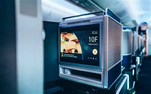 Экран на борту United Boeing Dreamliner 787-10