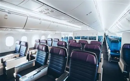 Места для тренеров на борту United Boeing Dreamliner 787-10