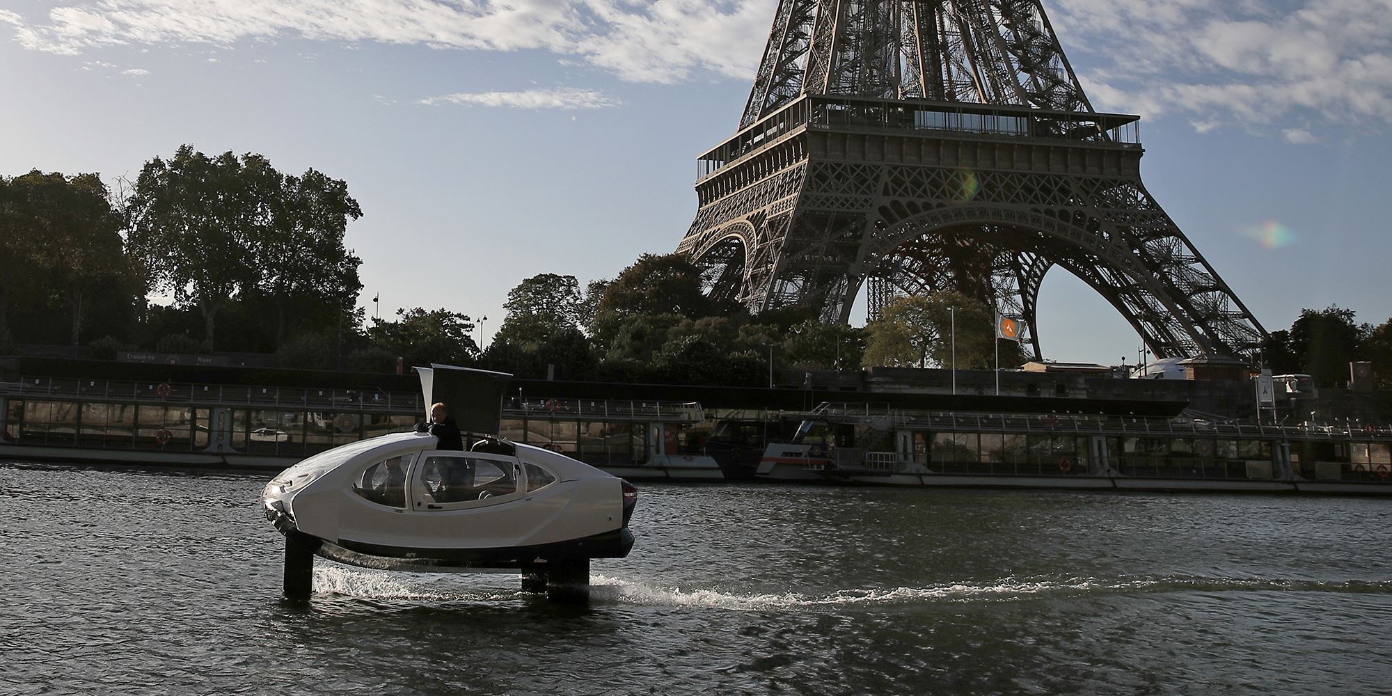 Париж тестирует новое водное такси в форме пузыря