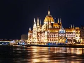 На изображении может находиться Архитектура Купол Здание Башня Шпиль Шпиль Город Город Метрополис и Парламент