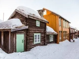 На изображении может находиться жилье здание природа на улице дом хижина приют сельская местность сельская местность и хижина