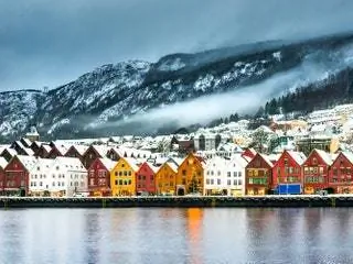 Это изображение может содержать Вода Природа На открытом воздухе Гора Набережная Здание Док Порт Пирс Дерево и растение