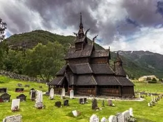 Это изображение может содержать шпиль, архитектуру, башню, шпиль и здание.