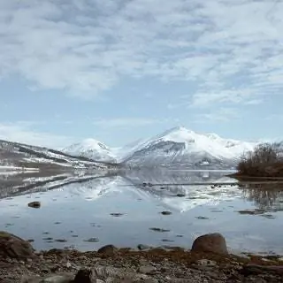 Это изображение может содержать На улице Природа Горы Горный хребет Ледяное плато Дорога Земля Земля Снег и ледник