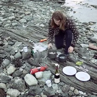 Это изображение может содержать щебень, человек, земля, гравий, грунтовая дорога и дорога.