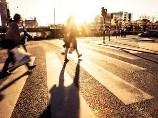 На изображении может находиться асфальтированная дорога, асфальтированная дорога, переход зебры, человек, транспорт, автомобиль, автомобиль и автомобиль