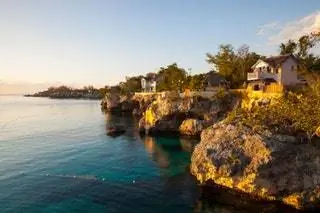 На изображении может находиться природа на улице мыс вода океан море береговая линия и здание