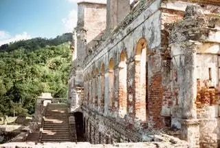 Изображение может содержать руины здания и архитектуры