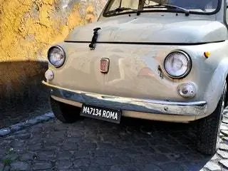 На изображении может находиться транспортное средство автомобиль автомобиль свет фар и лобовое стекло