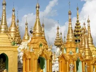 На изображении может находиться архитектура здание храм поклонение святыня башня шпиль шпиль человек город и город