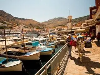 На изображении может находиться вода человек человек набережная док порт пирс транспорт транспортное средство гидроцикл и судно