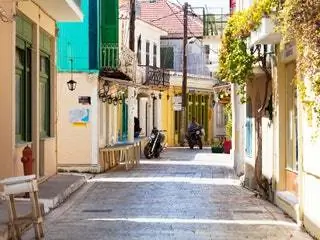 На изображении может находиться Path Human Person Flagstone Walkway Транспортное средство Мотоцикл Пол и тротуар