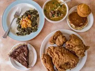 На изображении может находиться столовые приборы, вилка, растительная пища, хлеб и продукты