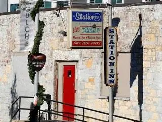 Это изображение может содержать символ и текст перил перил