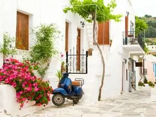 На изображении может находиться автомобиль транспорт мотоцикл мотороллер Vespa Scooter колесо и машина