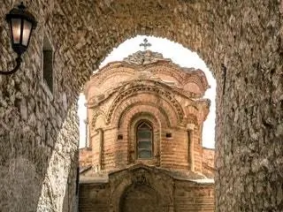 На изображении может находиться дорожка, дорожка, архитектура, здание, тротуар, тротуар, плитняк, купол и склеп.