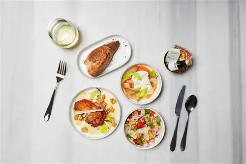 Вкусная группа гостеприимства JetBlue Mint Studios. Снимок еды в самолете сверху