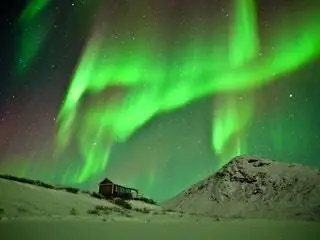 На изображении может находиться природа на улице ночь и северное сияние