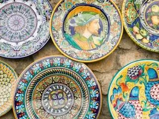 На изображении может находиться человек и человек из гончарного фарфора