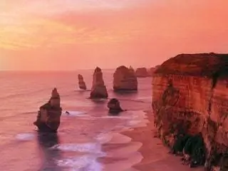 Это изображение может содержать Природа На открытом воздухе Мыс Скала Океан Вода Море и Береговая линия