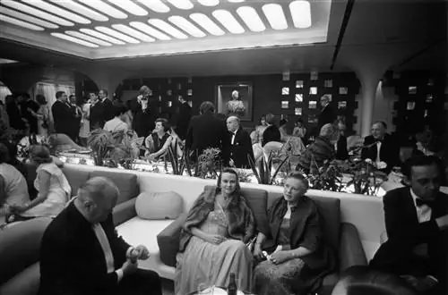 16 мая 1969 года. Пассажиры в VIP-зале на борту роскошного лайнера QE2.