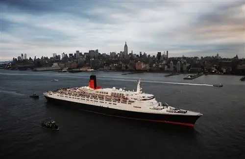 QE2 прощается с Америкой, когда она покидает свой последний звонок в Нью-Йорк.