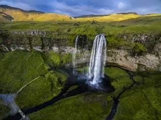 Это изображение может содержать Природа Вода На открытом воздухе Река Водопад Пейзаж Птицы Животные и Пейзаж