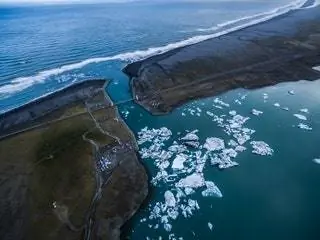 Это изображение может содержать На открытом воздухе Природа Земля Море Океан Вода Береговая линия Лед Побережье Пляж Пейзаж Горы и снег