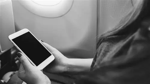 Могут ли бортпроводники сказать, если вы не перевели свой телефон в режим полета?