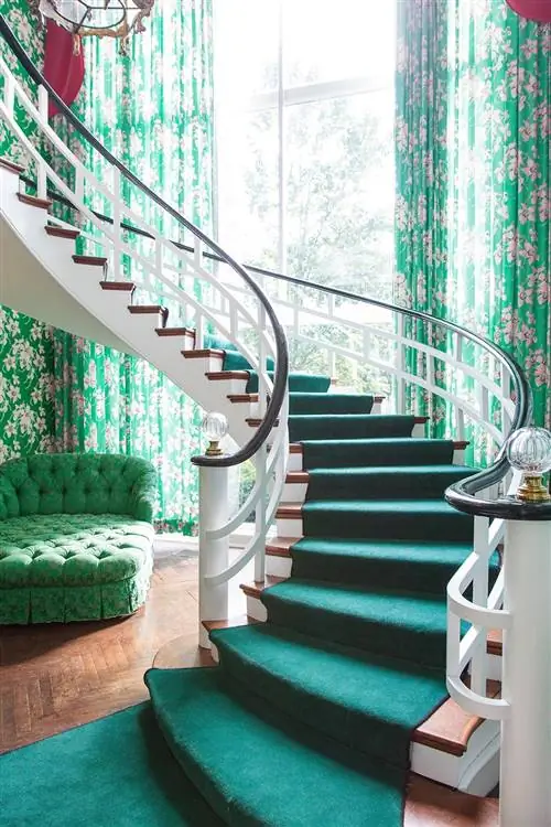 На изображении может находиться лестница гостиная в помещении дизайн интерьера комнаты мебель для дивана перила и перила