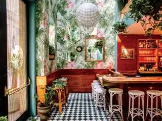 Ретро-гламур середины века в баре Leo's Oyster Bar в финансовом районе Сан-Франциско.