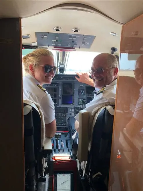 Пилот Джорджия Дин и ее отец в кабине.