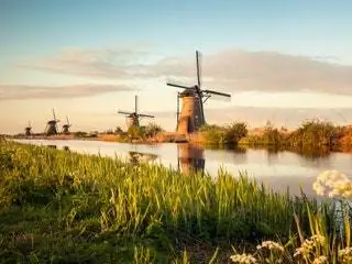 Это изображение может содержать Машину Вода Двигатель Двигатель Природа На открытом воздухе Растение Трава Земля и Турбина