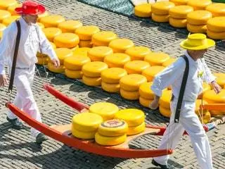 Это изображение может содержать одежду и одежду человека.