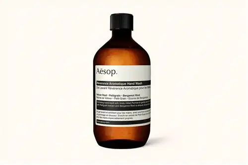 На изображении может находиться бутылка и косметика