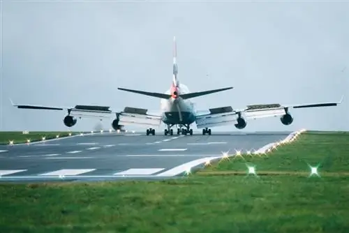 Самолет British Airways взлетает
