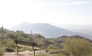 Скамейка в парке с видом на Саут-Маунтин-парк и заповедник в Доббинс-Лукаут, Феникс, Аризона, США.