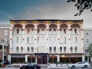 На изображении может находиться городской город центр города здание городская архитектура автомобиль транспорт и автомобиль