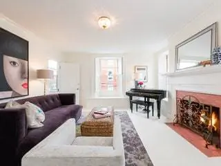 На изображении может находиться гостиная комната в помещении дизайн интерьера мебель диван ковер пол человек и человек