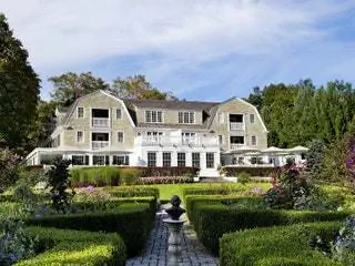 На изображении может находиться сад на открытом воздухе беседка растение трава здание и жилье