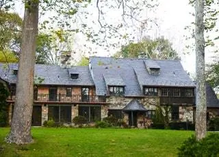 Это изображение может содержать растение, трава, крыша, здание, жилье и газон.