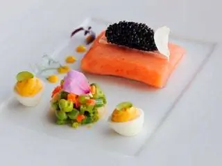 Это изображение может содержать кондитерские изделия, продукты питания, сладости и яйца.