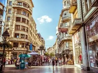 На изображении может находиться человек пешеход человек центр города городской город здание городская архитектура тропа дорога и улица