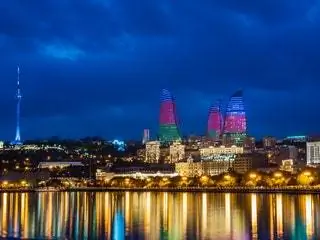 На изображении может находиться здание Urban Town City Office Building Metropolis Downtown Архитектура и вода