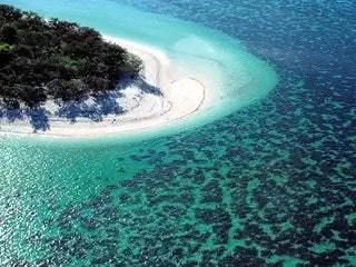 На изображении может находиться Земля на улице Природа Береговая линия Вода Море Океан Пляж Побережье Остров и атолл