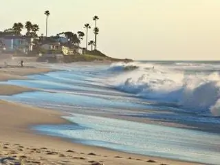 Это изображение может содержать Океан Море Вода На открытом воздухе Природа Человек Береговая линия Морские волны Пляж и побережье